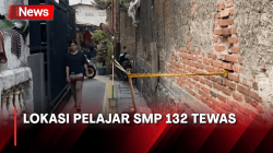 Petugas Pasang Garis Polisi Lokasi Jatuh Pelajar SMP 132 Jakbar