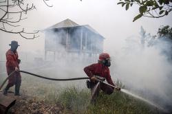 Kebakaran Lahan di Ogan Ilir Mendekati Permukiman Warga