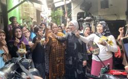 Bacaleg Partai Perindo Alva Ruslina Datangi Gang 50 Pejaten Barat, Dengarkan Curhatan Emak-Emak