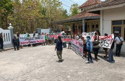 Dinilai Tidak Transparan Gunakan APBDes, Warga Natah Gunungkidul Tuntut Lurah Mundur<