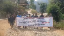 Jalan Rusak Parah di KBB 12 Tahun Tak Kunjung Diperbaiki, Warga Ancam Golput Pemilu 2024
