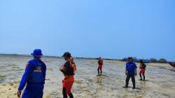 Nelayan Hilang Terseret Ombak saat Cari Ikan di Pantai Cikolomberan Garut<
