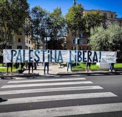 Ultras Lazio Bentangkan Spanduk Bebaskan Palestina di Jalanan Roma
