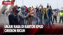 Ricuh, Polisi Kerahkan Water Canon Urai Massa di Kantor KPUD Cirebon <