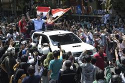 Pembalap Naik Mobil Bak Bawa Bendera Merah Putih saat Parade MotoGP Mandalika