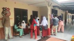 Geger Emak-Emak Serbu Kantor Polisi di Langkat, Lapor 10 Anaknya Dicabuli Guru<