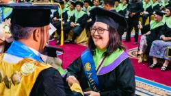 Kisah Windiyati Nugroho Lulusan Terbaik UNESA, Raih Gelar Doktor dengan IPK 3,98 di Usia 77 Tahun