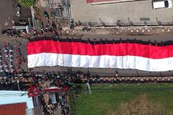 Kirab Merah Putih, Personel Gabungan Bawa Bendera Sepanjang 100 Meter