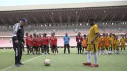 Momen Wapres Ma’ruf Amin Semangati Anak-Anak Bermain Bola: Papua Juara