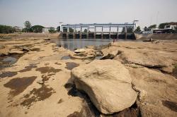 Penampakan Sungai Cisadane Semakin Kering