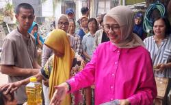 Bacaleg Partai Perindo Alva Ruslina Gelar Jumat Berkah Bagikan Minyak Goreng Gratis di Cilandak Timur
