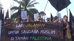 Ratusan Umat Islam Gelar Aksi Bela Palestina di Gedung Sate Bandung, Kecam Kebrutalan Israel