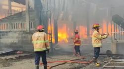 Gudang Barang Rongsok Terbakar Hebat di Pasuruan, Warga Panik