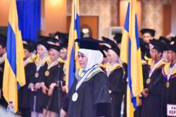 Terima Gelar Doktor Honoris Causa dari Unair, Gubernur Khofifah Sampaikan Orasi Ilmiah<