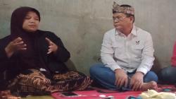 Dikunjungi Bacaleg Partai Perindo, Perajin Cireng di Cimaung Bandung Semringah