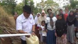 Bacaleg Partai Perindo Bantu Pipa Air untuk Warga Linggajaya Sumedang