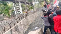 Demo Putusan MK, Massa GMNI Bakar Ban hingga Coba Terobos Kawat Berduri<