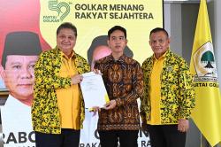 Ekspresi Gibran Terima Surat Dukungan Cawapres dari Partai Golkar