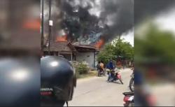 Kebakaran Hebat Hanguskan 2 Rumah di Bojonegoro, Kepulan Asap Hitam Bikin Warga Panik 