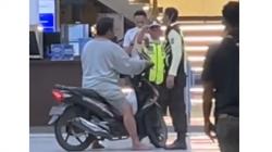 Ada-Ada Saja Aksi Viral Pemotor Tak Pakai Alas Kaki Nyelonong Masuk Stasiun Yogyakarta<