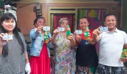 Caleg Partai Perindo Stella Franciss Bagikan Minyak Goreng Gratis ke Warga Wonocolo