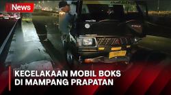 Mobil Boks Muatan Makanan Olahan Terguling di Jakpus