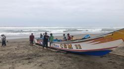 Kapal Nelayan Terempas Ombak di Pantai Cikakap Cianjur, ABK asal Indramayu Hilang<