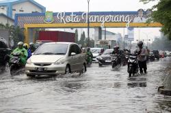 Diguyur Hujan, Jalanan Kota Tangerang Tergenang Air