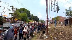 Olah TKP Ulang Kasus Pembunuhan Ibu dan Anak di Subang Jadi Tontonan Warga