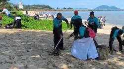 Bak Aksi Pandawara Grup, Ratusan Warga Sterilkan Pantai di Singkawang dari Sampah Plastik<