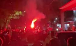 Bebas dari Tahanan, 7 Pelaku Perusakan Kantor Arema FC Disambut Massa dengan Nyanyian dan Flare