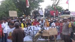 Ratusan Warga Blokade Jalan Menuju Keraton Sintang dan Ketungau Kalbar