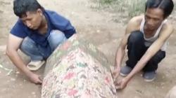 Kecewa, Warga Hadiahi Bupati Karawang dengan Keranda saat Pesta Perpisahan