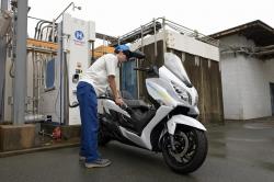 Suzuki Presentasikan Skutik Bongsor Burgman, Kaki Melar Demi Jadi Motor Hidrogen 