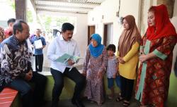  Menteri ATR Bagikan Sertifikat Tanah PTSL Door to Door ke Warga Jatingaleh Semarang<