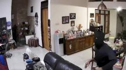 Terekam CCTV, Aksi Pencuri Berpakaian ala Ninja Masuk Rumah Pensiunan di Malang