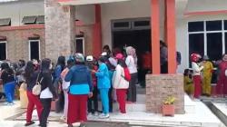 Ratusan Nakes dari Berbagai Puskesmas dan RS Serbu Kantor Bupati Mamasa