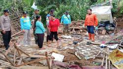 Diterjang Hujan dan Angin Kencang, Rumah Warga Sukabumi Ambruk Rata dengan Tanah