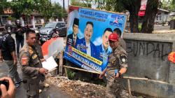 Satpol PP Indramayu Tertibkan Puluhan Spanduk dan Baliho Politik yang Langgar Perda