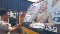 Bawaslu Majalengka Tertibkan APK, Copot Poster Caleg di Angkot<