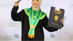 Hebat! Anak Buruh Pabrik Lulus Berprestasi dengan IPK 3,93<