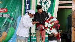 Ganjar Silaturahmi dengan Kiai di Sumsel, Dihadiahi Cincin Pemberian Ulama Tunisia