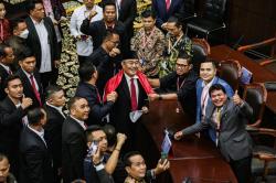 Jimly Dikalungi Bendera Merah Putih Usai MKMK Pecat Anwar Usman dari Ketua MK
