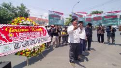 Sidang Penistaan Agama Panji Gumilang Diwarnai Demo, Massa Bawa Karangan Bunga<