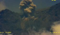 Gunung Semeru Kembali Erupsi, Luncurkan Awan Panas Guguran hingga 1.000 Meter