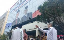 Hary Tanoesoedibjo Pamerkan Stiker Raksasa Ganjar-Mahfud di Gedung TPN, Ini Penampakannya