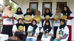 Santri Dukung Ganjar dan Warga Pameungpeuk Garut Gotong Royong Renovasi Masjid