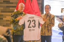 Presiden Jokowi Dapat Jersey Bernomor 23 dari Presiden FIFA Gianni Infantino