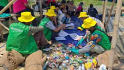 Greenpeace Indonesia Bersihkan Sampah Plastik di Pantai Tirang Semarang, Ini Hasilnya<