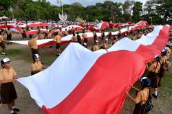 Kirab Bendera Merah Putih Sepanjang 1.001 Meter di Bali